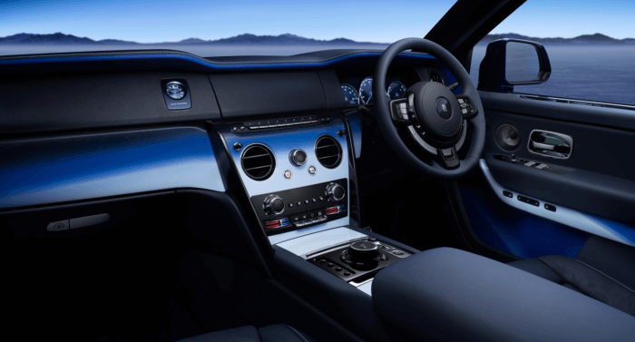 롤스로이스 컬리넌 가격 연비 중고 풀옵션 유지비 블랙배지 (2023)