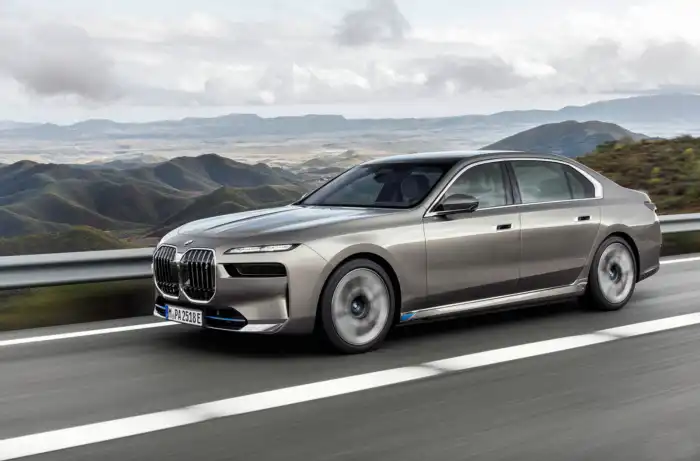 bmw-i7-주행사진-전면