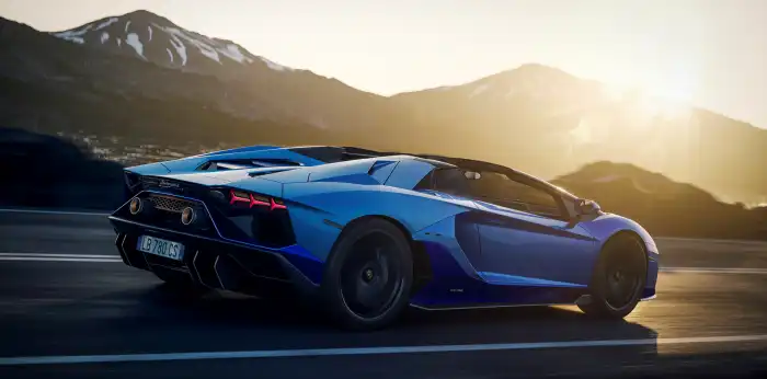 람보르기니-아벤타도르-후면-주행사진