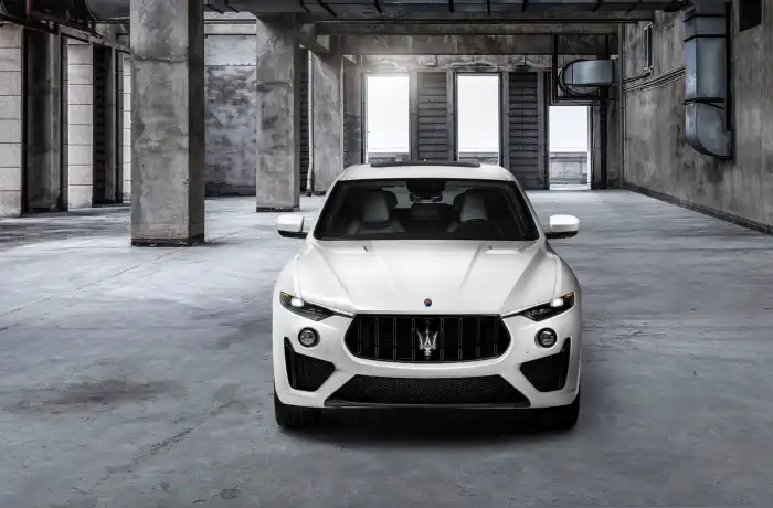 마세라티-르반떼-전면사진