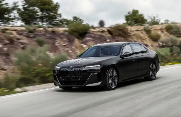 블랙-BMW-7시리즈-주행사진